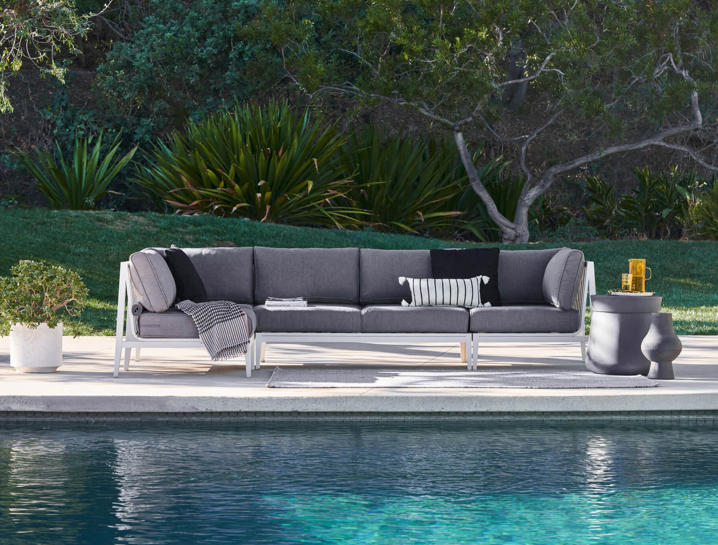 Live Outer 98" White Aluminum Outdoor Sofa With Armchairs and Dark Pebble Gray Cushion (5-Seat)