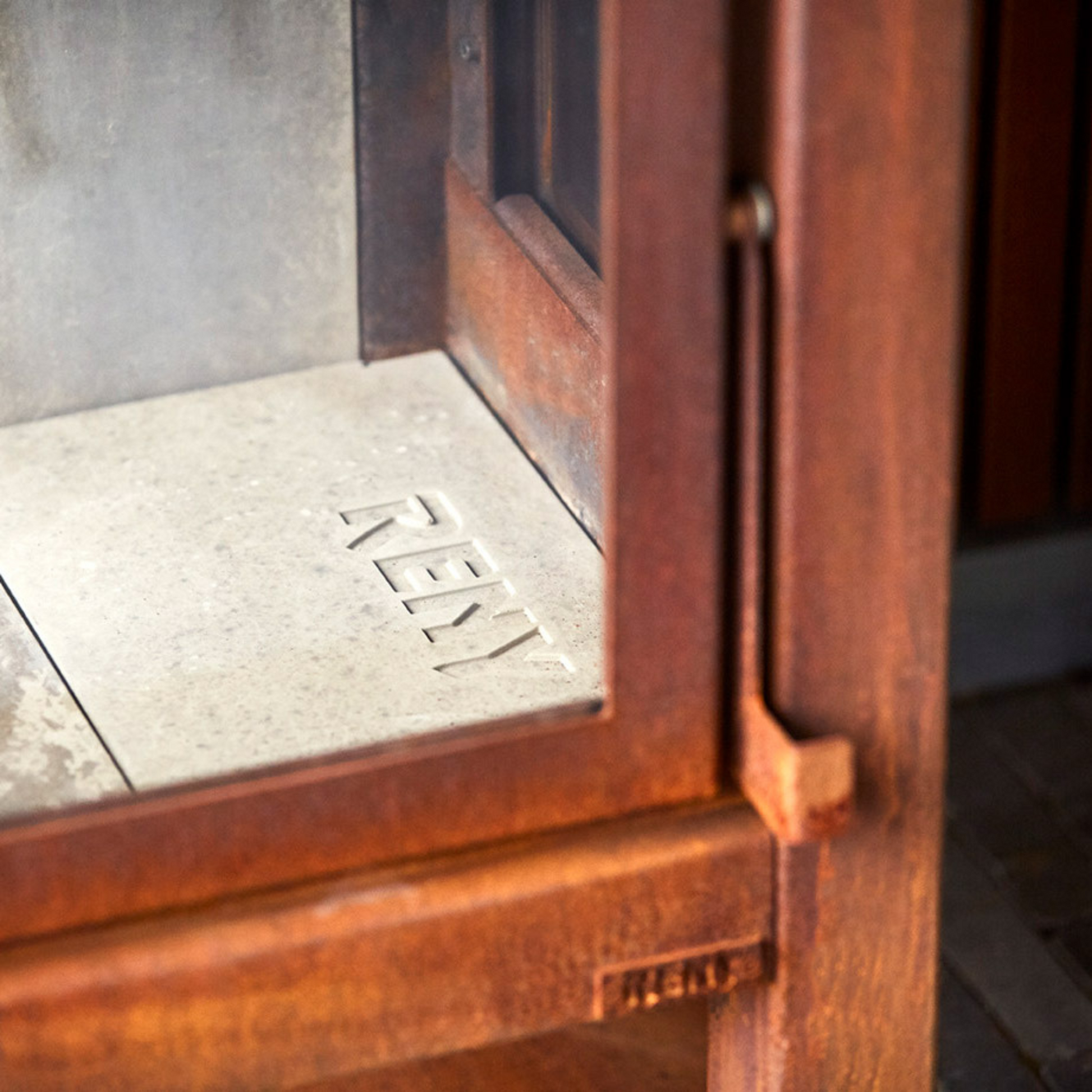 RB73 Quaruba L MOBILE 4-Sided Glass Matte Stainless Steel Wood-Burning Outdoor Fireplace